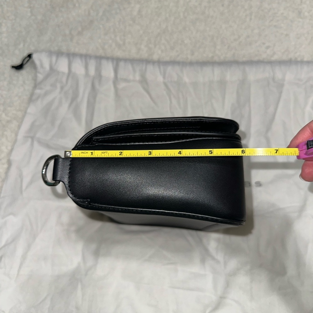 Marc Jacobs Elegant Black Crossbody Bag - Picture 11 of 12